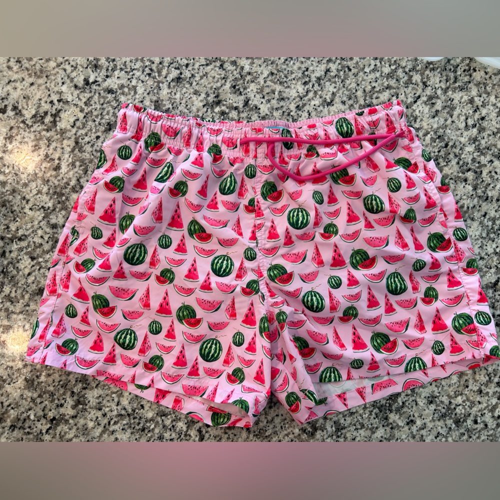 Men’s happy hour swim trunks, size large